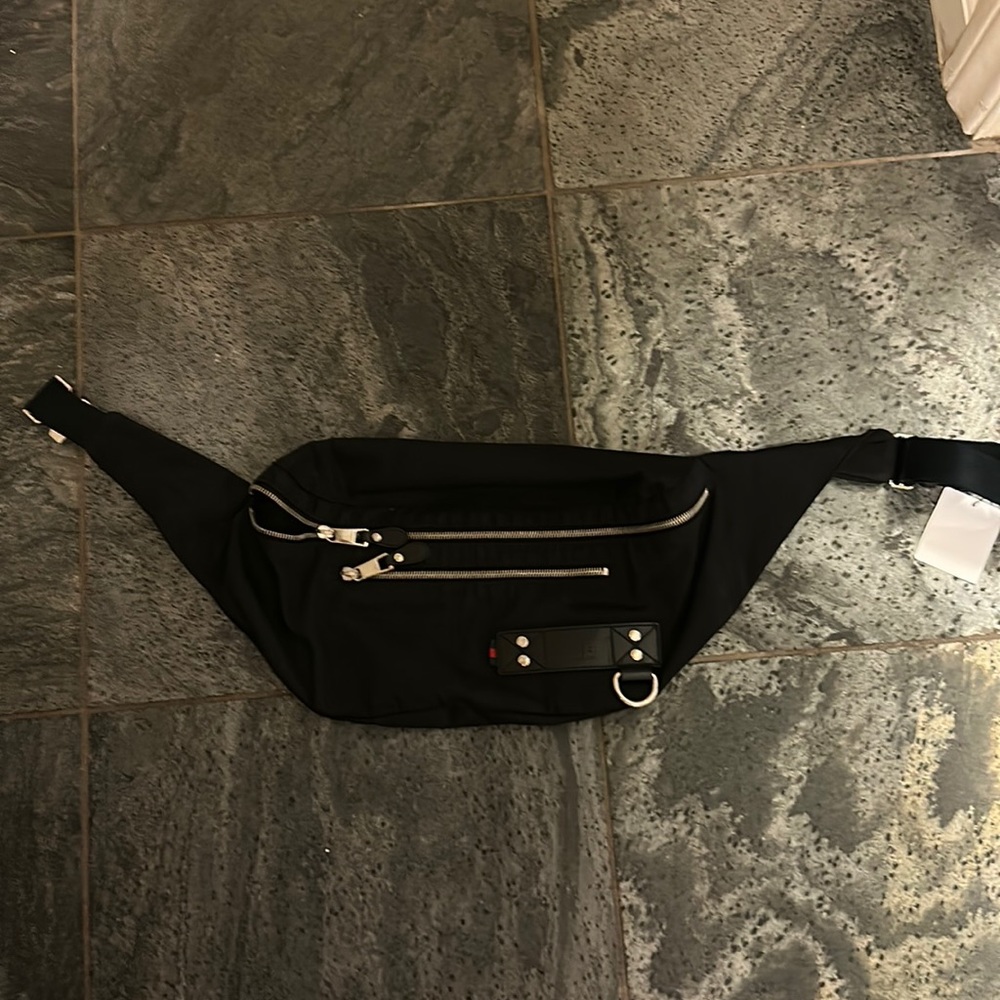 Women’s or men’s Gucci bumbag or shoulder bag in PRISTINE condition.